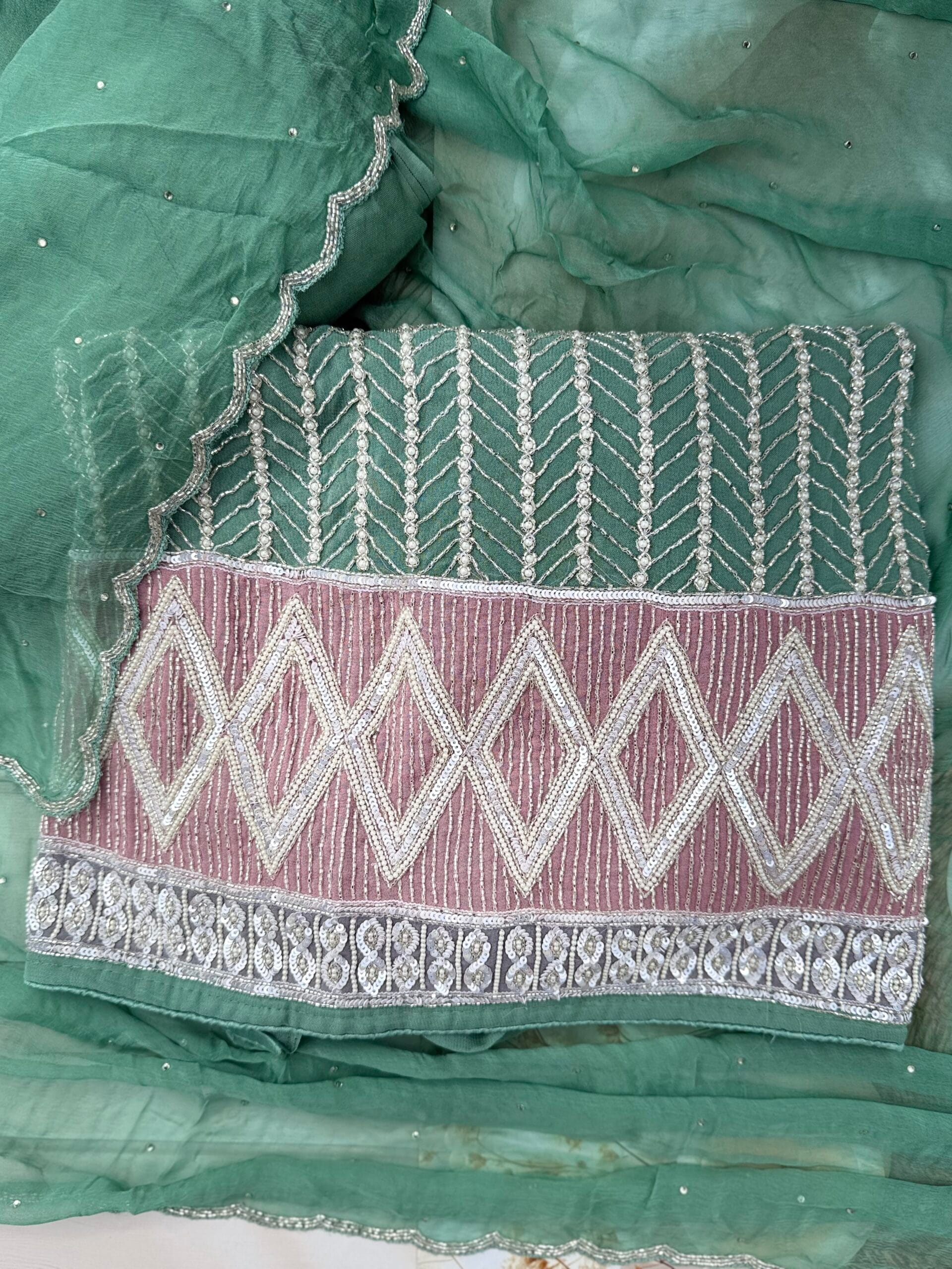 Mint Radiance: Geometric Elegance Ensemble